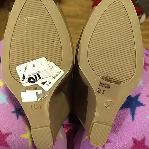 Sale🌸Size 6 wedge heel tan like new shoes - Picture 2 of 2